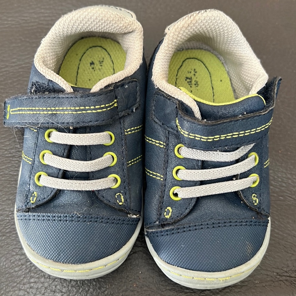 Boys size 5 sneaker